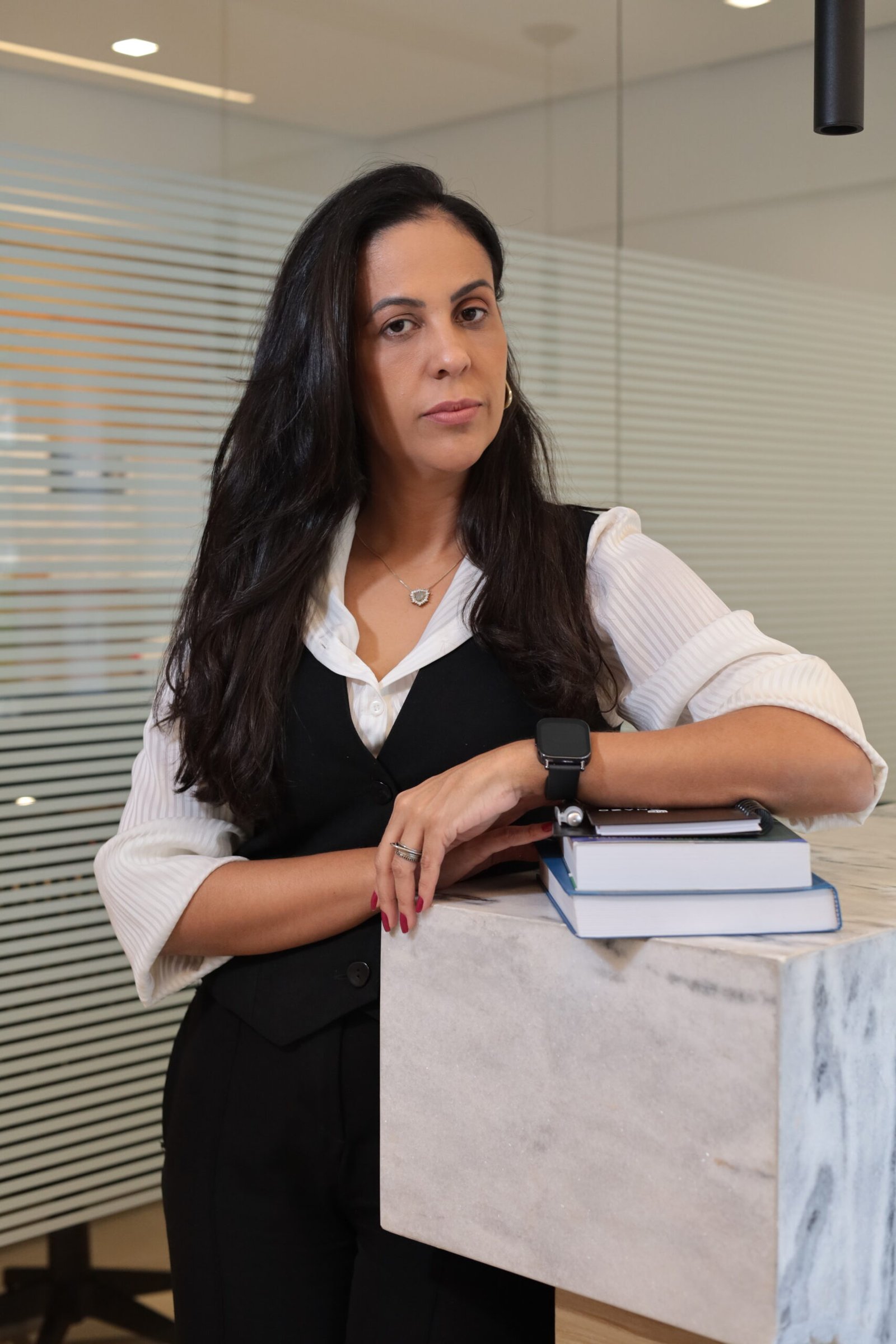 Dra. Talissa Caldonazo em biblioteca jurídica